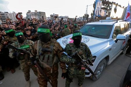 Kaum begann die Waffenruhe, tauchten im Gazastreifen wieder viele uniformierte Hamas-Kämpfer mit Waffen auf. 