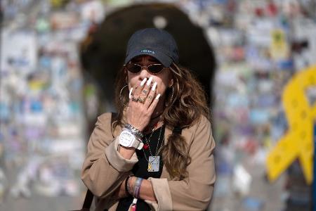 Frau reagiert am ersten Tag der Waffenruhe zwischen Israel und der Hamas. 