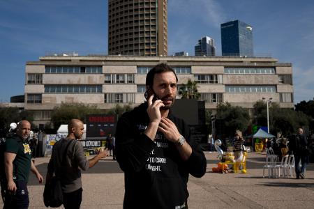 Menschen auf dem Platz der Geiseln in Tel Aviv. 