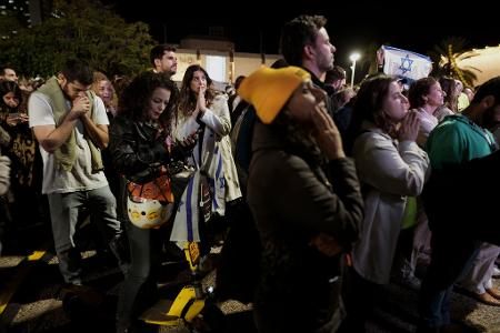 Insgesamt sollen in einer ersten Phase 33 israelische Geiseln gegen 1.904 palästinensische Häftlinge ausgetauscht werden.
