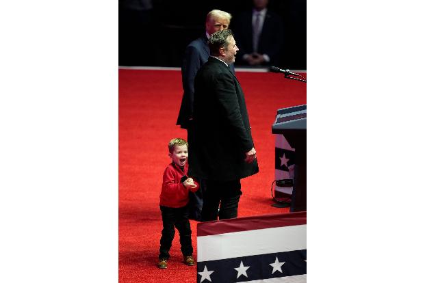 Tech-Milliardär Elon Musk kam zu Trump auf die Bühne - gemeinsam mit seinem Sohn X Æ A-Xii, der aufgeregt umher hüpfte.