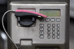 Elektroschrott am Wegesrand: Telefonzellen-Abbau dauert noch