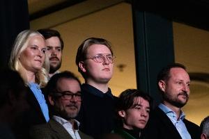 Mette-Marit und Haakon besuchen mit Sohn Sverre Magnus WM-Spiel