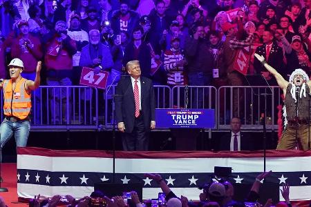 Tanz mit Village People: Donald Trump feiert vor Amtseinführung Tanz mit Village People: Donald Trump feiert vor Amtseinführung