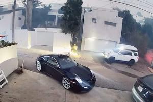 Mann rettet Porsche 911 statt Tesla