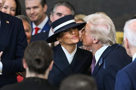 Amtseinführung von Donald Trump: Wenn der Hut das Küsschen verhindert Amtseinführung von Donald Trump: Wenn der Hut das Küsschen verhindert