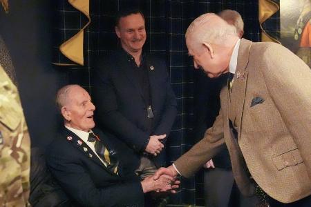 Besonderer Moment: König Charles trifft 99-jährigen D-Day-Veteranen