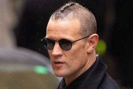 Matt Smith kommt mit Flechtfrisur zur Mailänder Fashion Week Matt Smith kommt mit Flechtfrisur zur Mailänder Fashion Week