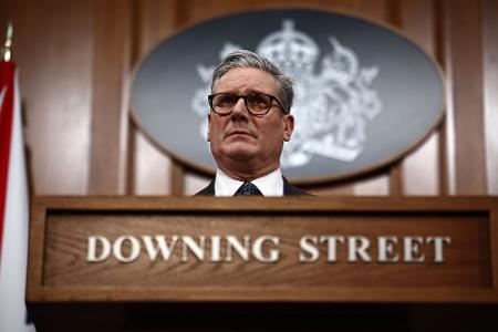 Der britische Premierminister Keir Starmer kündigte hartes Durchgreifen für den Fall von Behördenversagen an. Der britische Premierminister Keir Starmer kündigte hartes Durchgreifen für den Fall von Behördenversagen an.