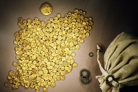Der größte keltische Goldfund des 20. Jahrhunderts wurde 1999 gefunden, im November 2022 hatten Einbrecher die Goldmünzen gestohlen. (Archivbild)