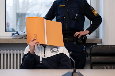 In dem Prozess sind vier Männer, drei aus dem Raum Schwerin (Mecklenburg-Vorpommern) und ein Verdächtiger aus Berlin, angeklagt. 
