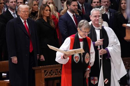 Der erste volle Tag im Amt beginnt mit einem Gottesdienst für Trump - und mahnenden Worten der Geistlichen. 