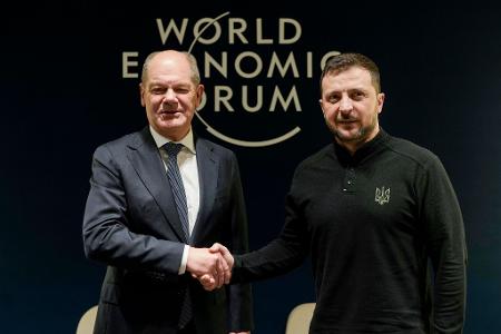 Der ukrainische Präsident Selenskyj dankt Kanzler Scholz für die bisher von Deutschland geleistete Kriegsunterstützung.