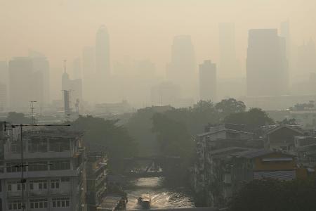 Bangkoks Skyline liegt häufig unter einer giftigen Smog-Wolke.