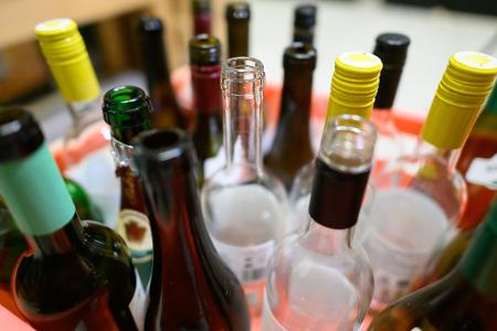 An den Feiertagen stoßen viele Menschen gern mit Alkohol an. 