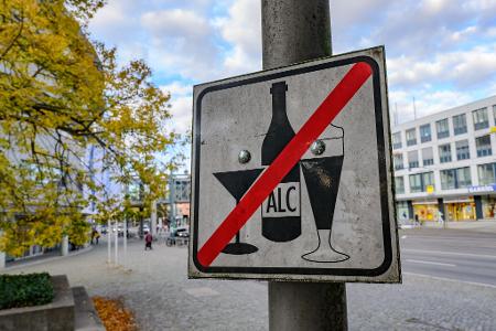 An manchen Orten im öffentlichen Raum ist Alkohol-Trinken verboten - etwa hier in Frankfurt (Oder). (Archivbild)