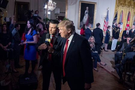 Obwohl Hegseth nach seiner Nominierung zunehmend in Bedrängnis geraten ist, hält Trump an ihm fest. (Archivbild)