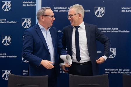 NRW-Justizminister Benjamin Limbach (Grüne, links) und Oberstaatsanwalt Tim Engel wollen Cum-Ex-Steuerbetrügern an den Kragen.