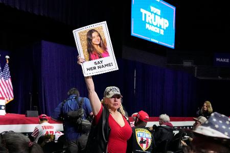 Eine Trump-Unterstützerin hält bei einer Wahlkampfveranstaltung im Bundesstaate Georgia ein Schild in die Höhe, dass die ermordete Studentin Laken Riley zeigt. (Archivbild) Eine Trump-Unterstützerin hält bei einer Wahlkampfveranstaltung im Bundesstaate Georgia ein Schild in die Höhe, dass die ermordete Studentin Laken Riley zeigt. (Archivbild)