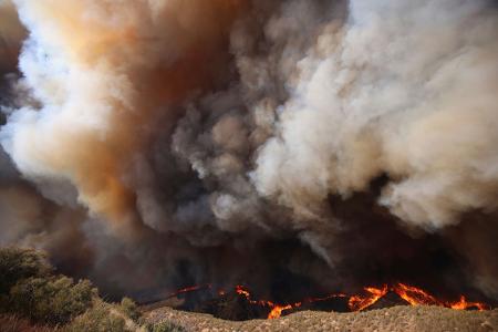 Ein Großbrand in Südkalifornien schlägt Tausende Anwohner in die Flucht.