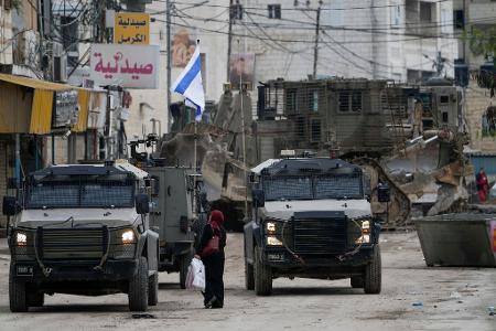 Israelische Militärfahrzeuge bewachen eine Straße in Dschenin. Die Stadt gilt als Hochburg militanter Palästinenser. Israelische Militärfahrzeuge bewachen eine Straße in Dschenin. Die Stadt gilt als Hochburg militanter Palästinenser.