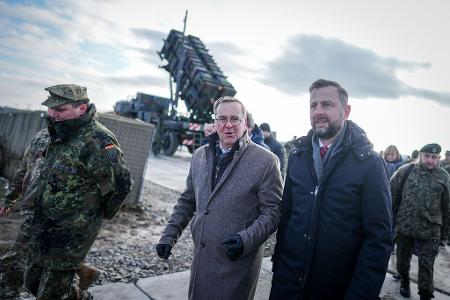 Bundesverteidigungsminister Boris Pistorius und sein polnischer Amtskollege Wladyslaw Kosiniak-Kamysz vor der Patriot-Flugabwehrstellung in Rzeszow. (Foto aktuell)