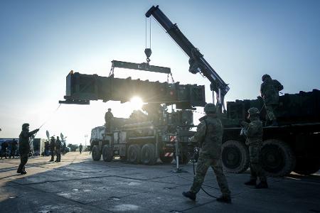 Soldaten der Bundeswehr verladen Raketen für das Flugabwehrsystem Patriot, das nun vorübergehend im polnischen Rzeszow stationiert wird. (Foto aktuell) Soldaten der Bundeswehr verladen Raketen für das Flugabwehrsystem Patriot, das nun vorübergehend im polnischen Rzeszow stationiert wird. (Foto aktuell)