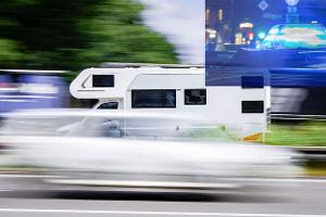 Wilde Flucht im Wohnmobil