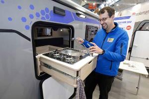 Leichter Mini-Wohnwagen mit Auszieh-Küche