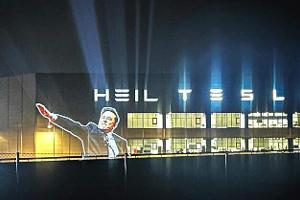 Aktivisten strahlen „Heil Tesla“ ans Werk Grünheide