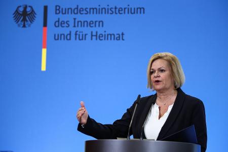 Faeser zweifelt daran, dass Merz' Vorschläge rechtskonform sind.