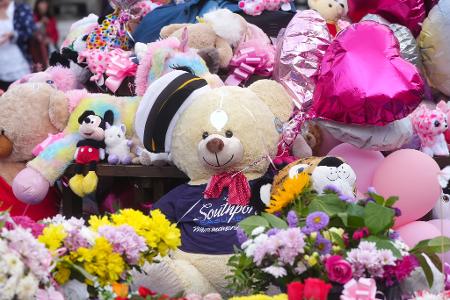 Nach der Messerattacke legten viele Menschen Blumen und Andenken nieder. (Archivbild) Nach der Messerattacke legten viele Menschen Blumen und Andenken nieder. (Archivbild)