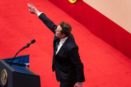 Mit dieser Geste hat Musk am Tag von Trumps Amtseinführung für Empörung gesorgt. (Archivbild) 