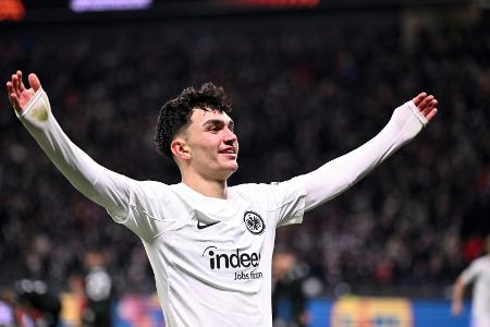 Traumtor Uzun als Dosenöffner: Frankfurt fast im Achtelfinale Traumtor Uzun als Dosenöffner: Frankfurt fast im Achtelfinale