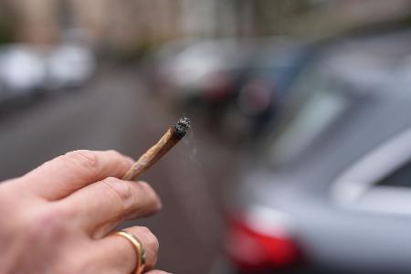 Wer zu berauscht Auto fährt, sollte seinen Führerschein schneller abgeben müssen, meinen Fachleute. 
