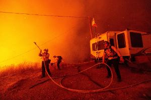 Feuerwehr in Kalifornien vor Trump-Besuch weiter im Einsatz