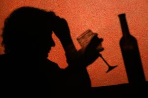 Ein Alkoholproblem ist auch meist ein Problem für das persönliche Umfeld. Wer sich Sorgen macht, sollte aber lieber keinen Druck auf Betroffene ausüben.