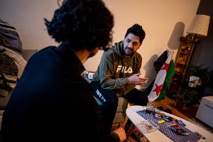 Mohammed al-Zoubi ist vor sieben Monaten Deutscher geworden. Der Altenpfleger aus Syrien freut sich, erstmals an einer Bundestagswahl teilzunehmen. Er bittet den SPD-Direktkandidaten für Berlin-Neukölln, Hakan Demir, in seine Wohnung, um mit ihm über Politik zu diskutieren.