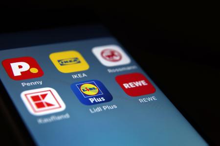 Die Händler bieten Kunden verschiedene Vorteile erst an, wenn die sich in ihren Apps registrieren. Die Händler bieten Kunden verschiedene Vorteile erst an, wenn die sich in ihren Apps registrieren.