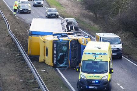 Der Sturm führte auch im Straßenverkehr zu erheblichen Beeinträchtigungen. Der Sturm führte auch im Straßenverkehr zu erheblichen Beeinträchtigungen.
