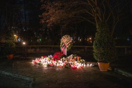 Mit Kerzen und Blumen wird an die Opfer erinnert.