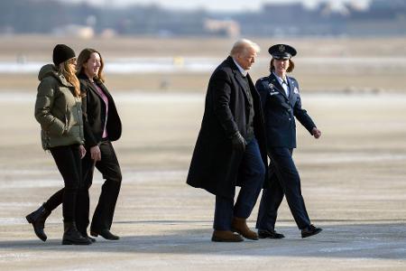 US-Präsident Trump ist mit seiner Ehefrau Melania Trump nach North Carolina gereist. US-Präsident Trump ist mit seiner Ehefrau Melania Trump nach North Carolina gereist.