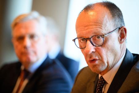 Unions-Kanzlerkandidat Merz will im Bundestag noch vor der Wahl über eine schärfere Migrationspolitik abstimmen lassen. AfD und BSW signalisieren Zustimmung. Die FDP lässt ein Ja vorerst offen.