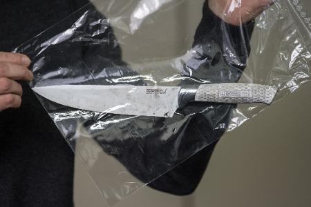 Tatverdächtige bei Messerattacken sind überwiegend erwachsene Männer. (Symbolfoto) Tatverdächtige bei Messerattacken sind überwiegend erwachsene Männer. (Symbolfoto)