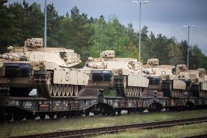 Die USA haben der Ukraine unter anderem Kampfpanzer vom Tpy M1A1-Abrams für die Verteidigung geliefert. (Archivbild)