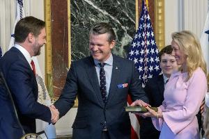 US-Vize Vance vereidigt Hegseth und weist Kritik zurück