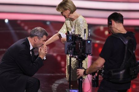 Bayerischer Filmpreis: Markus Söder geht vor Uschi Glas auf die Knie Bayerischer Filmpreis: Markus Söder geht vor Uschi Glas auf die Knie