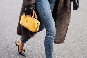 Großer Auftritt, schmale Tasche: So stylisch sind East-West Bags