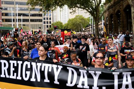 Zehntausende Menschen haben in Australien gegen den umstrittenen Nationalfeiertag Zehntausende Menschen haben in Australien gegen den umstrittenen Nationalfeiertag