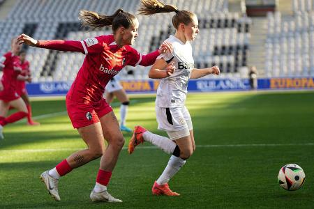 Bayer-Frauen gewinnen Wiederholungsspiel in Freiburg Bayer-Frauen gewinnen Wiederholungsspiel in Freiburg